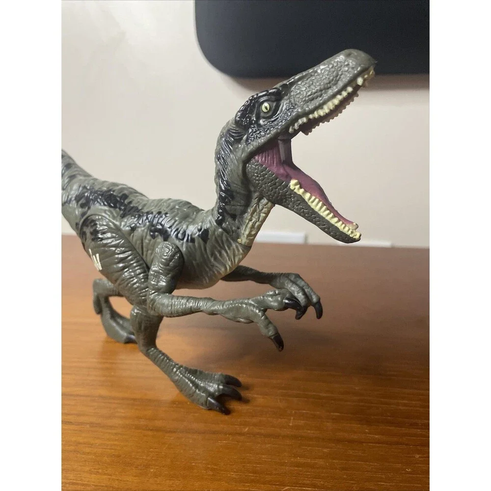 Hasbro Jurassic World 2015 JW Velociraptor Dinosaur Raptor Gray Action Figure 7”